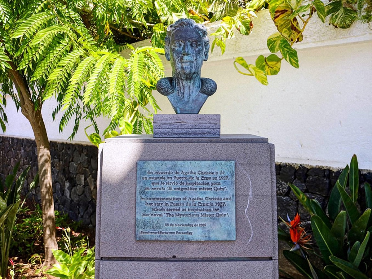 Estatua de Marta Von Poroszlay que representa a Agatha Christie en la zona de La Paz del Puerto de la Cruz. 