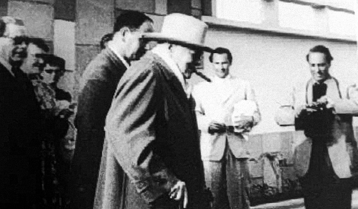Famosa foto de Imeldo Baeza de Sir Winston Churchill, con un puro que le regaló el periodista Domingo de Laguna, saliendo del Lido San Telmo portuense.