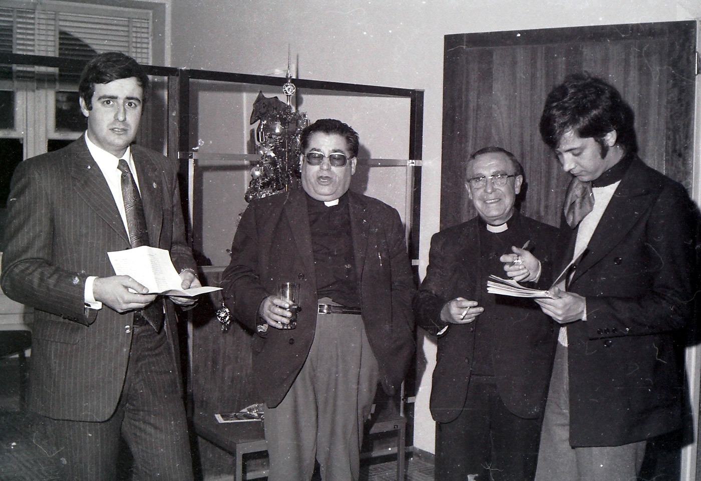 De izquierda a derecha, Andrés Chaves, el padre Salvador Sierra Muriel, otro sacerdote no identificado y un jovencito Luis Ortega. (Foto Archivo Pallés).