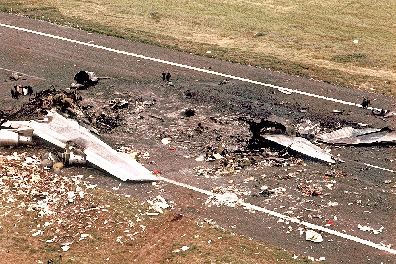 La pista quedó invadida por los restos de los aviones, tras el terrible choque. (Fuente: Google)