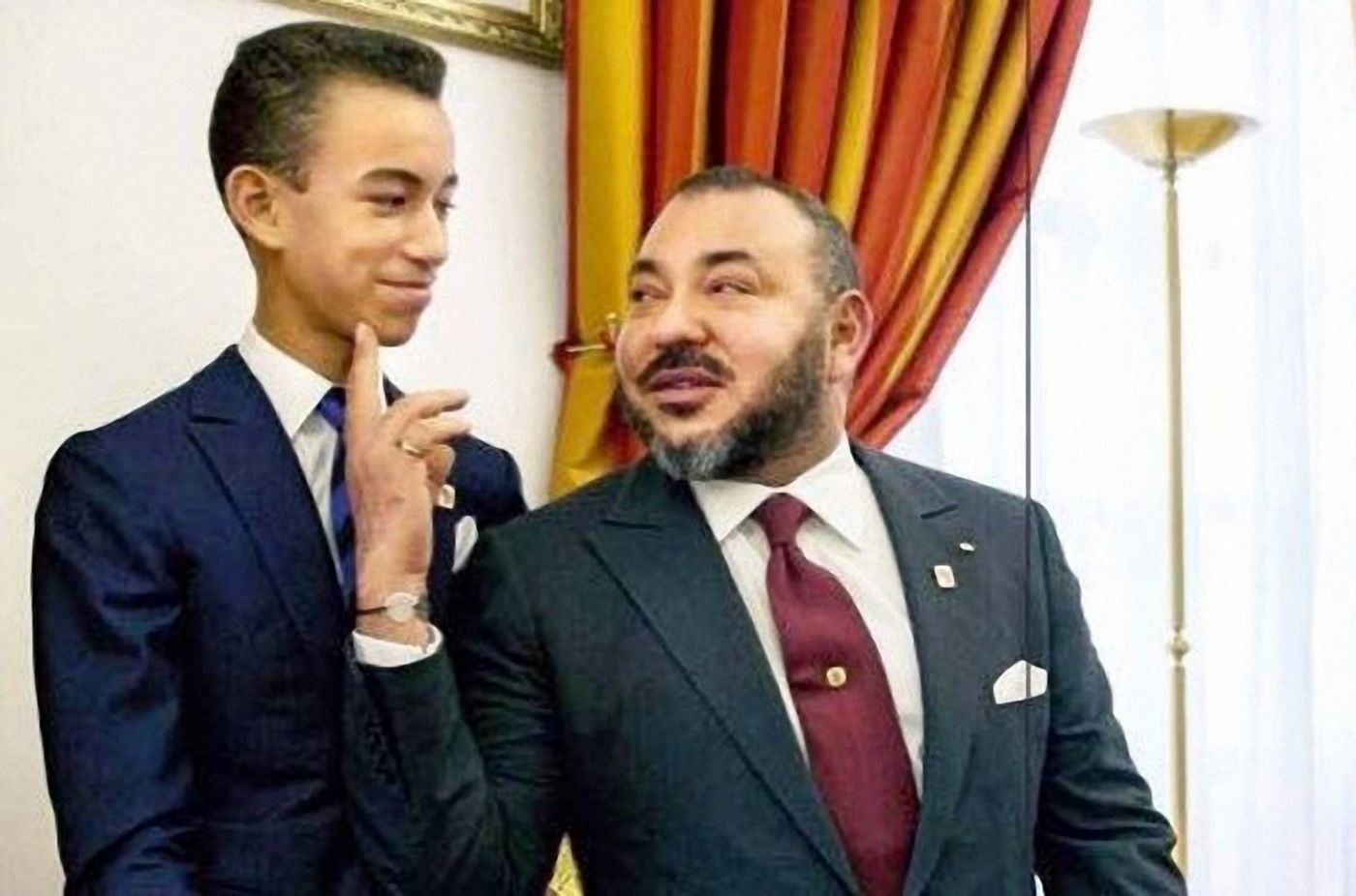 El príncipe Moulay Hassan, heredero al trono de Marruecos, junto a su padre el Rey Mohamed VI, en un reportaje de Paris Match.