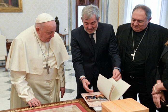 El Papa Francisco, Fernando Clavijo y el obispo Mazuelos, durante la visita del presidente canario en enero.