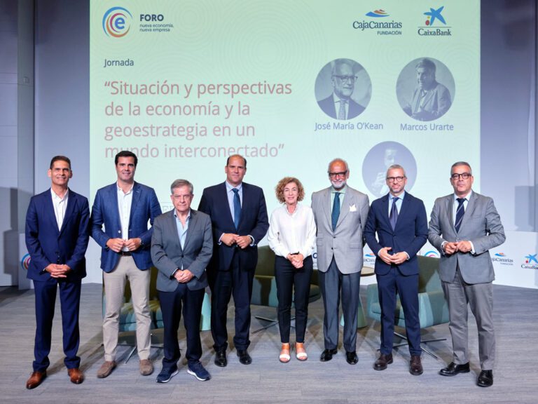 Los intervinienes en la jornada, junto a directivos de la Fundación Cajacanarias y Caixabank.