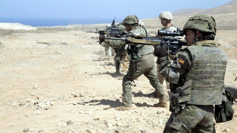 Las maniobras del Ejército español en Canarias durarán meses y se ha reforzado la presencia de tropas.