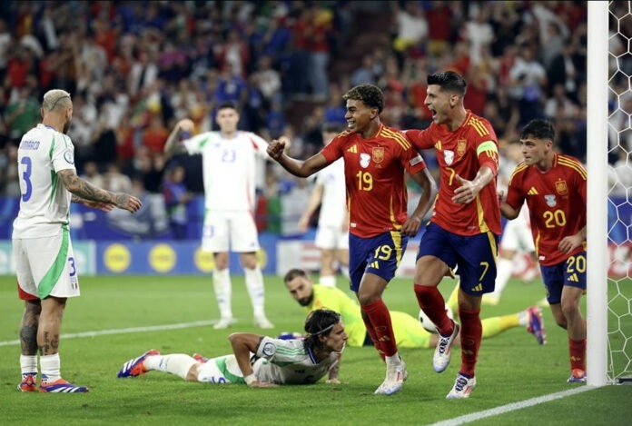 Jugadores de España festejan el gol en propia puerta del italiano Calafiori. (Fuente: https://www.uefa.com)