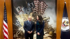 El embajador de Marruecos en EE.UU., Youssef El Amrani, y la subsecretaria de Estado, Melory Stewart. (Fuente: @youamrani )