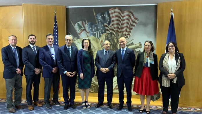 Autoridades norteamericanas y marroquíes durante la firma del acuerdo en Washington. (Fuente: @youamrani )