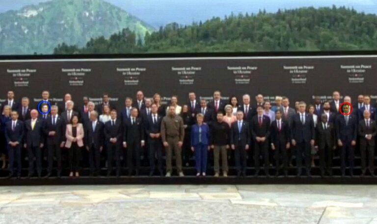 Milei y Sánchez, distanciados en la foto de familia de la reciente cumbre sobre Ucrania.