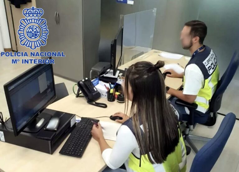Agentes de la UFAM de Ibiza.
