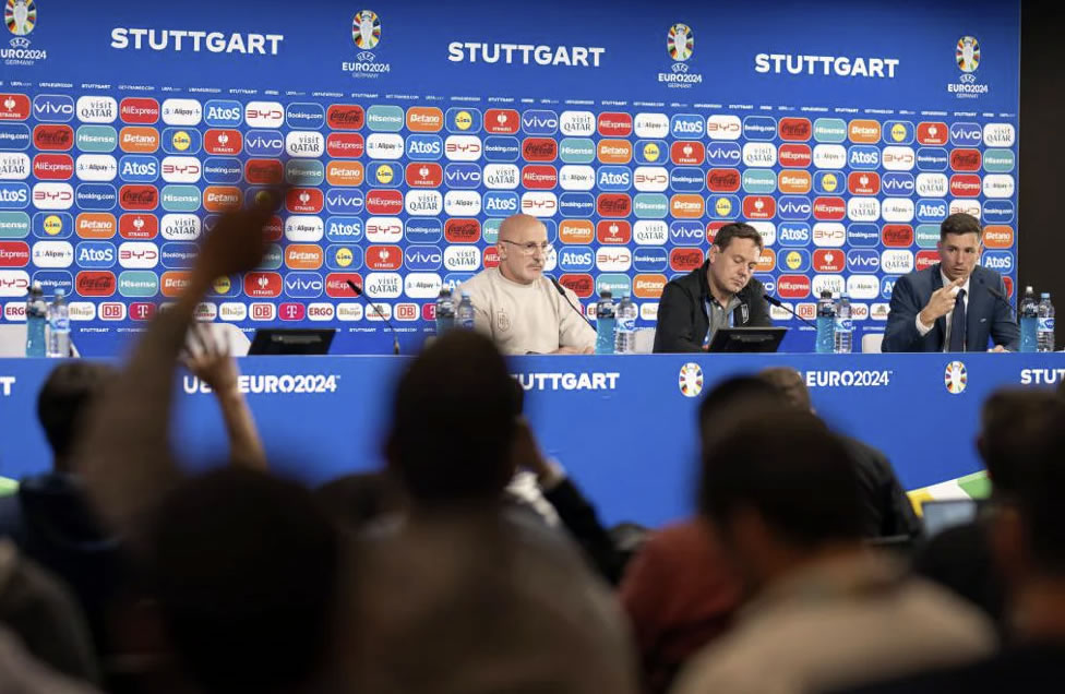El entrenador español durante la rueda de prensa de hoy en Stuttgart. (Fuente: https://uefa.com)