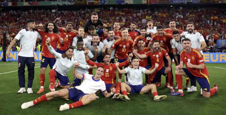 Alegría del equipo español tras el triunfo ante Francia. (Fuente: https://uefa.com)