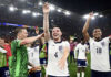 Parte del equipo de Inglaterra celebrando el triunfo una vez concluido el partido. (Fuente: https://uefa.com)