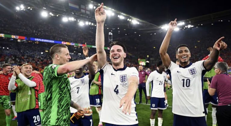 Parte del equipo de Inglaterra celebrando el triunfo una vez concluido el partido. (Fuente: https://uefa.com)
