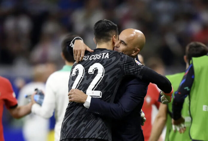 Diogo Costa abraza al entrenador de Portugal. (Fuente: https//uefa.com)