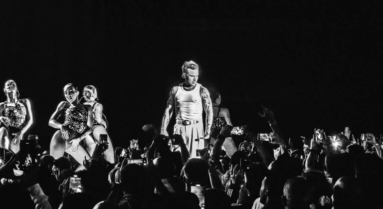 Robbie Williams cerró la primera jornada del Graca Live Fest.