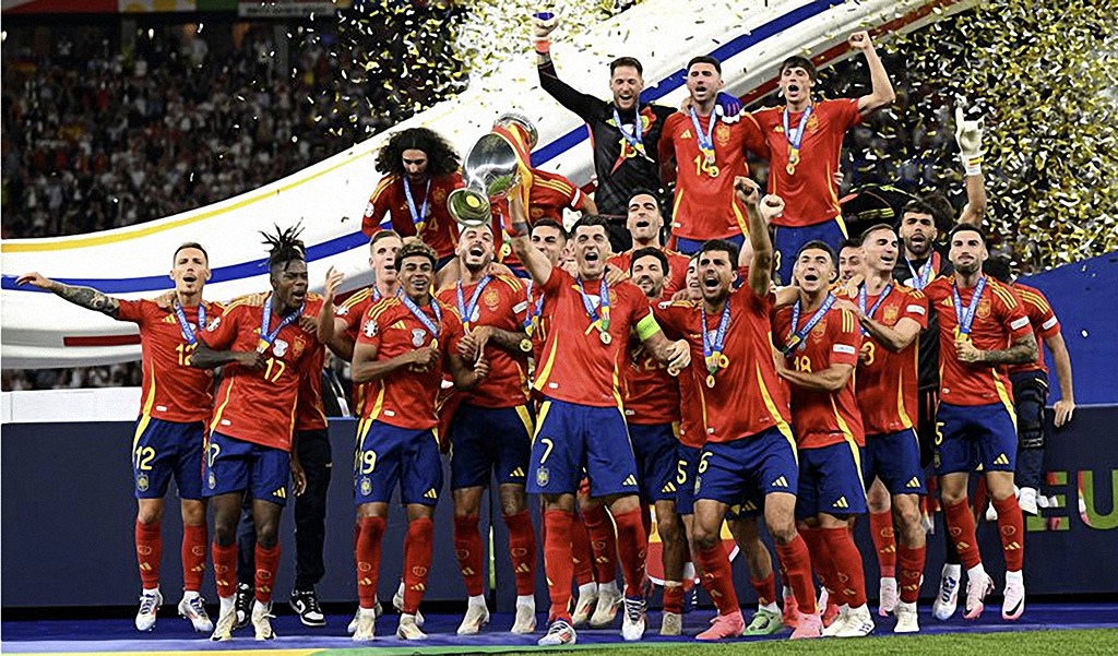 Celebración de los jugadores españoles, justos campeones de la Copa de Europa 2024 sin perder un solo partido de los siete que jugaron. (Fuente: https://uefa.com)